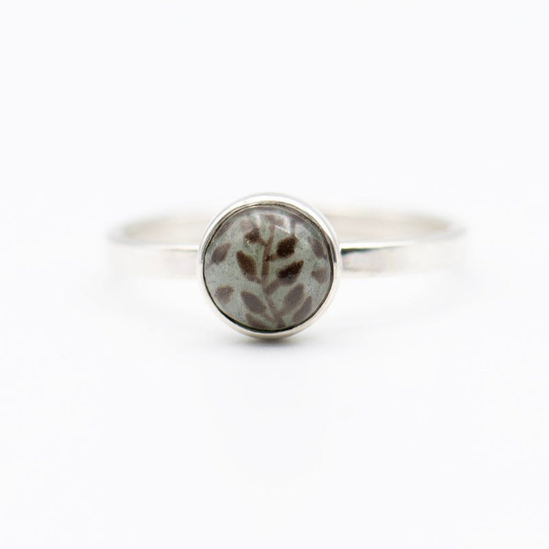 Sterling silver ring featuring a hand-painted round cabochon glass, adorned with a climbing plant motif. Simple high-polished ring band 