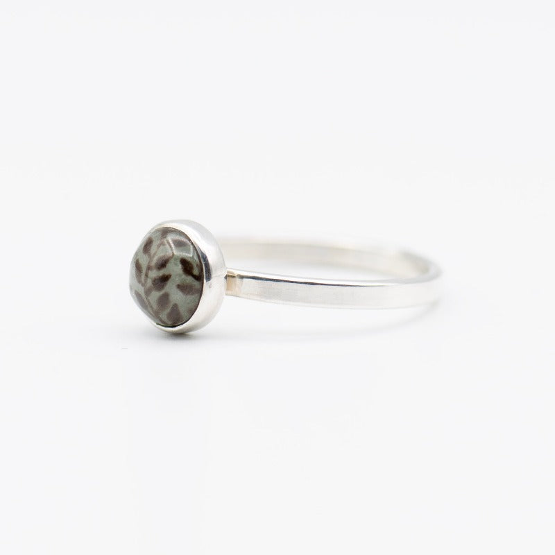 Sterling silver ring featuring a hand-painted round cabochon glass, adorned with a climbing plant motif. Simple high-polished ring band 