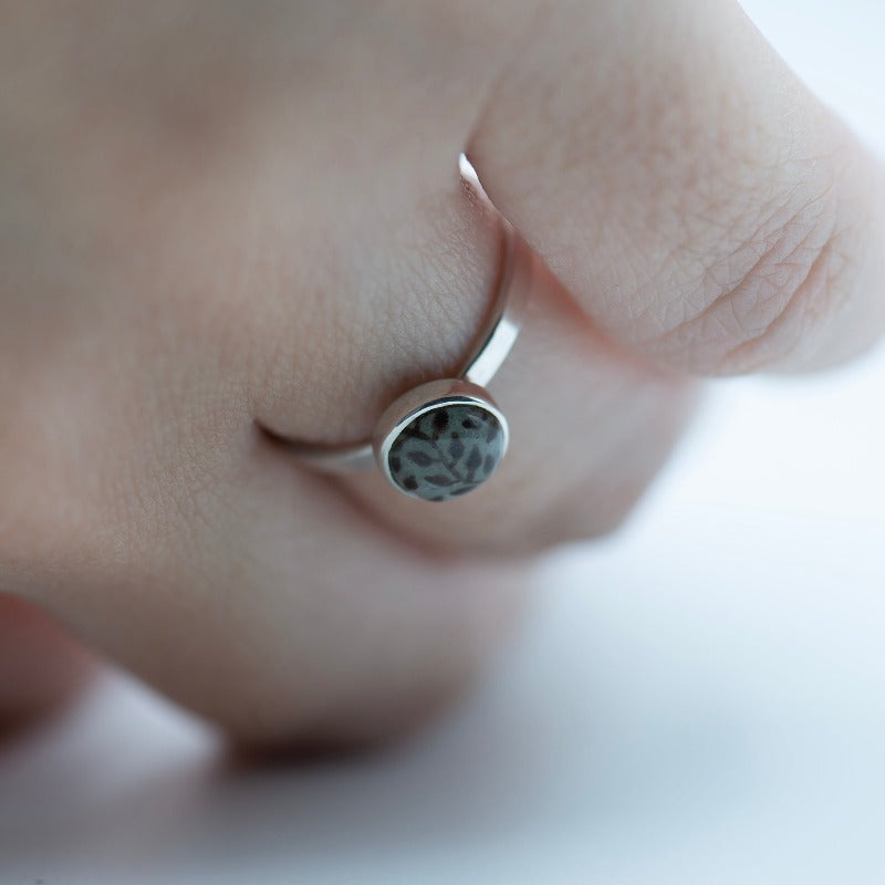 Sterling silver ring featuring a hand-painted round cabochon glass, adorned with a climbing plant motif. Simple high-polished ring band 