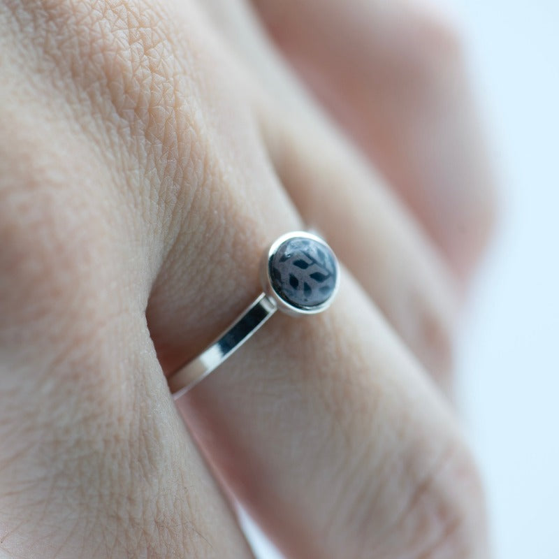 Sterling silver ring featuring a hand-painted round cabochon glass, adorned with a climbing plant motif. Simple high-polished ring band 