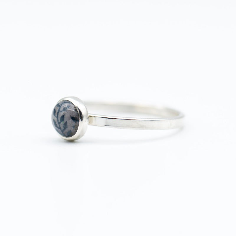 Sterling silver ring featuring a hand-painted round cabochon glass, adorned with a climbing plant motif. Simple high-polished ring band 